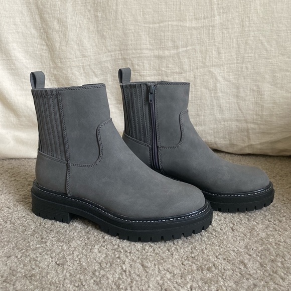 Grey leather ankle boots - Picture 3 of 5